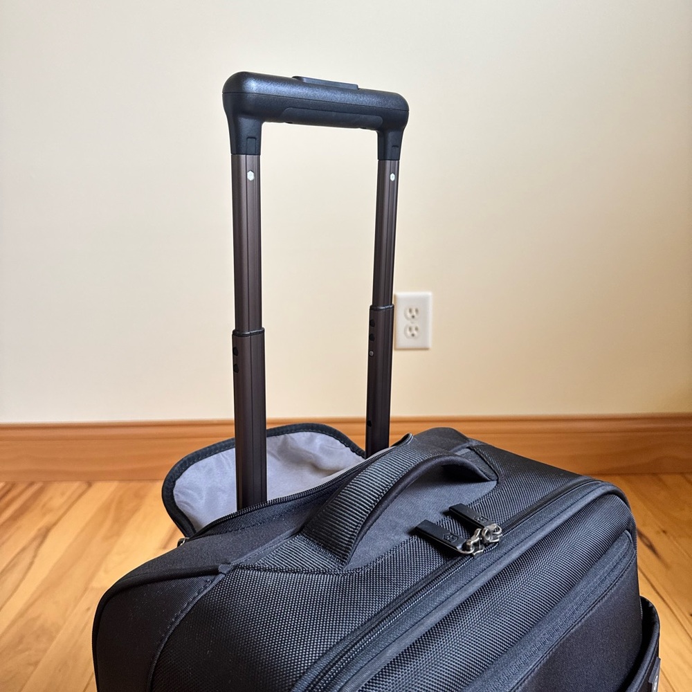 Victorinox Avolve 2.0 15” Carry On Overnight Spinner Suitcase - Picture 9 of 14